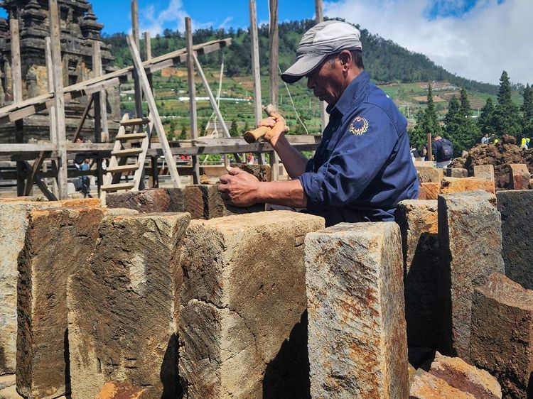Melihat Proses Rehabilitasi Candi Srikandi di Dieng