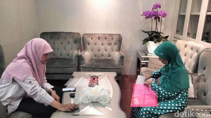 Reni Astuti menemui Nurul yang mengadu KK-nya terblokir