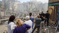 Pemerintah kota Kyiv mengatakan tujuh orang tewas dan sedikitnya 25 orang terluka dalam serangan di ibu kota. Di Kryviy Rih, kota asal Zelenskiy, 10 orang tewas dan 31 lainnya luka-luka, kata Walikota Oleksandr Vilkul. Tiga orang lainnya tewas di Pokrovsk di Ukraina timur ketika rudal menghantam fasilitas industri, kata gubernur regional Donestk.