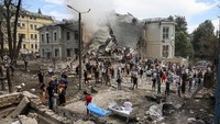 Presiden Volodymyr Zelenskiy mengatakan pasukan Rusia menembakkan lebih dari 40 rudal yang menargetkan berbagai kota dan merusak infrastruktur, bangunan komersial dan perumahan di berbagai kota di Ukraina.