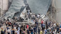 Tim penyelamat bekerja di Rumah Sakit Anak Ohmatdyt yang rusak akibat serangan rudal Rusia, di tengah serangan Rusia ke Ukraina, di Kyiv, Senin (8/7/2024).