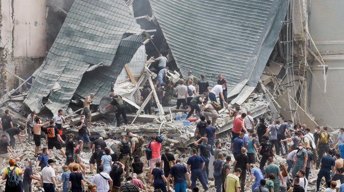 Rentetan Rudal Rusia Hantam Rumah Sakit Anak di Kyiv Rescuers work at Ohmatdyt Children's Hospital that was damaged during a Russian missile strikes, amid Russia's attack on Ukraine, in Kyiv, Ukraine July 8, 2024. REUTERS/Gleb Garanich