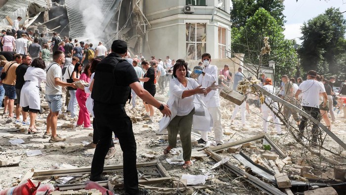 Rentetan Rudal Rusia Hantam Rumah Sakit Anak di Kyiv Rescuers work at Ohmatdyt Children's Hospital that was damaged during a Russian missile strikes, amid Russia's attack on Ukraine, in Kyiv, Ukraine July 8, 2024. REUTERS/Gleb Garanich