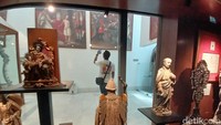 Di ruangan Museum Seni Suci, yang berisi benda-benda bernilai sejarah dan seni tinggi dari berbagai gereja dan biara di Makau, serta 4 lukisan suci tentang Santo Fransiskus, salib, patung keagamaan, dan bejana liturgi. , dll. Di antara lukisan cat minyak, Malaikat Tertinggi Michael abad ke-17 menonjol, bukan hanya karena kekunoan dan sosoknya yang mengesankan tetapi juga merupakan satu-satunya karya Kolese St. Paul kuno yang selamat dari kebakaran pada tahun 1835.Foto: (Dok Nograhany WK/detikcom)