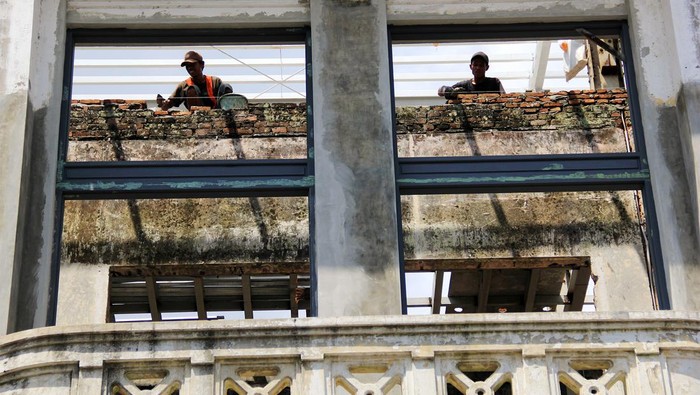 Pekerja menyelesaikan revitalisasi gedung Warenhuis di Kesawan, Medan, Sumatera Utara, Senin (8/7/2024). Revitalisasi gedung Warenhuis yang merupakan cagar budaya bangunan peninggalan Belanda yang dibangun tahun 1916 tersebut ditargetkan selesai pada Desember 2024 dan akan digunakan sebagai tempat usaha para pelaku UMKM dan pusat expo Kota Medan.