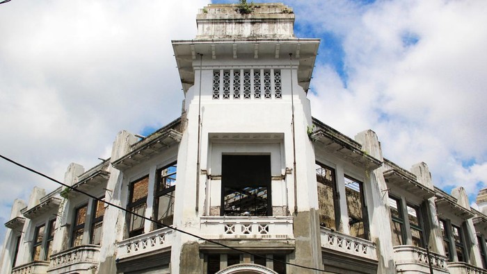 Revitalisasi Gedung Warenhuis di Medan Pekerja menyelesaikan revitalisasi gedung Warenhuis di Kesawan, Medan, Sumatera Utara, Senin (8/7/2024). Revitalisasi gedung Warenhuis yang merupakan cagar budaya bangunan peninggalan Belanda yang dibangun tahun 1916 tersebut ditargetkan selesai pada Desember 2024 dan akan digunakan sebagai tempat usaha para pelaku UMKM dan pusat expo Kota Medan.