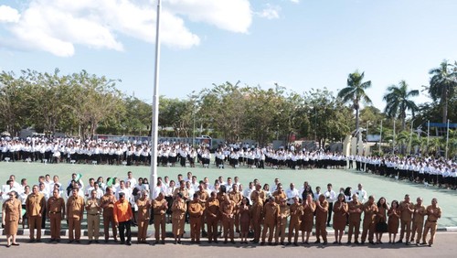 Ribuan guru seusai menerika SK PPPK di halaman kantor Gubernur NTT, Senin (8/7/2024).
