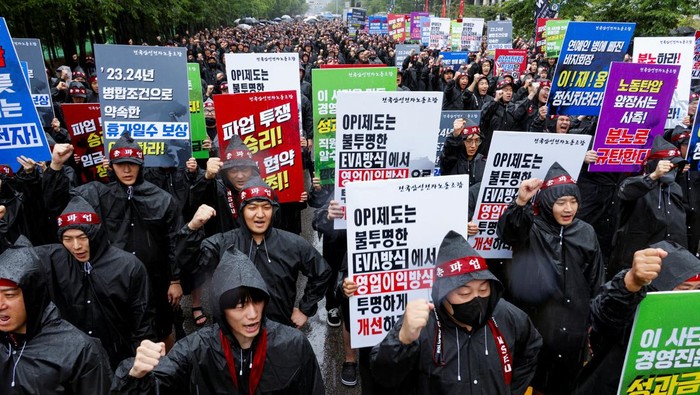 Ribuan karyawan samsung di Korea Selatan, mulai melakukan mogok kerja selama tiga hari. Mereka menuntut bonus dan cuti tahunan tambahan.