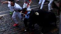 Pada pukul 8.00 pagi, ratusan peserta memulai festival lari dikejar banteng sejauh 850 meter ini.  REUTERS/Vincent West