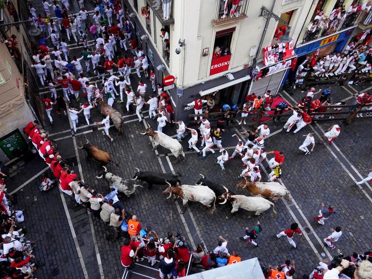 Potret Ribuan Orang Dikejar Banteng Saat Festival San Fermin di Spanyol