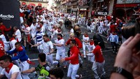 Di festival San Fermin, ribuan orang berpakaian putih dengan syal merah memadati alun-alun utama kota untuk chupinazo, kembang api yang memulai acara sejak abad pertengahan ini. REUTERS/Vincent West