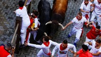 Mereka berusaha berlari lebih cepat atau setidaknya menghindari enam banteng di jalan-jalan sempit pusat kota.  REUTERS/Susana Vera