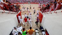 Puluhan orang terluka setiap tahunnya di festival San Fermin. Mayoritas cedera akibat jatuh atau terinjak banteng. Sampai sekarang, ada16 kematian yang tercatat sejak 1911 dan kali terakhir terjadi pada 2009. REUTERS/Susana Vera