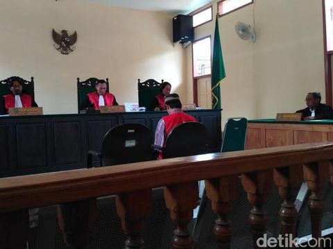 Riyanto saat menjalani sidang vonis di PN Situbondo