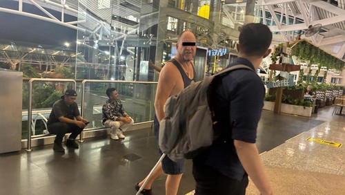 RLG digiring petugas di bandara Ngurah Rai, Bali, belum lama ini. (Dok Rudenim Denpasar)