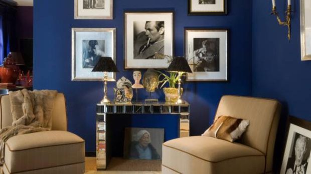 Ruang tamu dengan warna cat biru tua. Hamburg apartment decorated in electric blues and lilac by designer Mathias Schneider