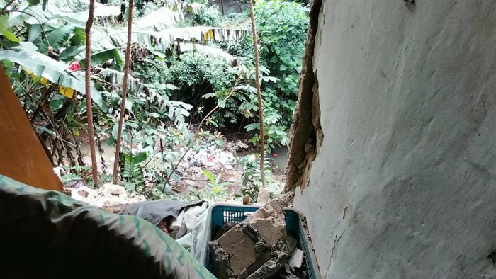 Rumah warga terbawa longsor di Bogor