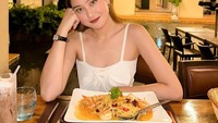 Kalau ini momen Salsha menikmati hidangan pasta udang di salah satu restoran. Ini adalah momen ulang tahunnya. Foto: Instagram @salshabillaadr