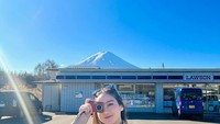 Salsha juga mengunjungi Lawson di Jepang dengan latar pemandangan Gunung Fuji yang cantik. Ia berpose cantik di situ sambil memegang kamera. Foto: Instagram @salshabillaadr