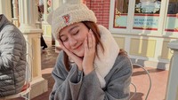Salsha juga mengunjungi Tokyo Disney Resort dan mencicipi makanan dari salah satu restoran. Ia membeli kentang goreng dan soft drink. Foto: Instagram @salshabillaadr