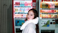Pemain film Malik & Elsa ini juga berfoto dengan pose cantik di depan vending machine minuman. Gaya foto seperti ini banyak dilakukan para pelancong saat liburan di Jepang. Foto: Instagram @salshabillaadr