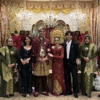 Vidi Aldiano dan istrinya, Sheila Dara, juga tampak hadir dan berpose bersama kedua mempelai. Foto: Instagram