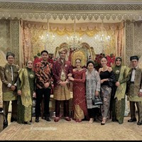 Setelah resmi menjadi pasangan suami-istri, Salsha dan Ibrahim Risyad atau yang kerap disapa Ohim melanjutkan dengan menggelar acara resepsi. Dihadiri oleh kerabat dan rekan-rekan artis, acara resepsi pernikahan Salsha dan Ohim tampak berlangsung meriah. Foto: Instagram