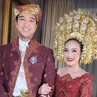 Berbeda dengan akad yang mengusung adat Sunda, Salsha dan Ohim memilih menggunakan adat Minang untuk acara resepsinya. Keduanya tampil kompak dalam balutan busana pengantin berwarna merah marun. Foto: Instagram