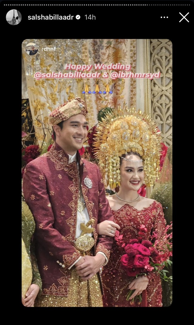 Sama seperti busana akad, untuk busana resepsinya Salsha dan Ohim juga mempercayakan desainer Didiet Maulana. Perpaduan waarna merah marun dan gold membuat busana pengantin Salsha dan Ohim terlihat elegan dan mewah. Foto: Instagram