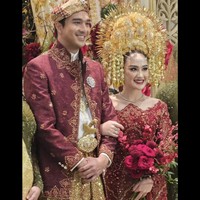 Sama seperti busana akad, untuk busana resepsinya Salsha dan Ohim juga mempercayakan desainer Didiet Maulana. Perpaduan waarna merah marun dan gold membuat busana pengantin Salsha dan Ohim terlihat elegan dan mewah. Foto: Instagram