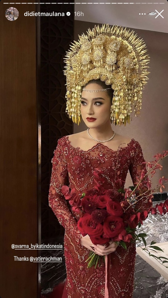 Salsha tampil cantik menawan dalam balutan kebaya semi sabrina berwarna marun lengkap dengan suntiang di kepalanya. Penampilannya kemudian dipercantik dengan kalung bermodel simpel. Foto: Instagram