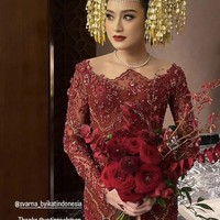 Salsha tampil cantik menawan dalam balutan kebaya semi sabrina berwarna marun lengkap dengan suntiang di kepalanya. Penampilannya kemudian dipercantik dengan kalung bermodel simpel. Foto: Instagram