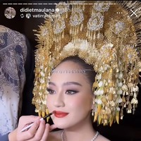Berbeda dengan riasan saat akad, di resepsi pernikahannya Salsha tampil dengan riasan yang lebih bold. Ia memilih lipstik merah yang senada dengan pakaian yang dikenakannya. Foto: Instagram