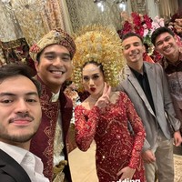 Rekan-rekan artis dari Salsha dan Ohim pun tampak hadir. Salah satunya Rizky Nazar yang sebelumnya juga sempat digosipkan dekat dengan Salsha. Namun kala itu keduanya sudah membantah gosip tersebut. Foto: Instagram