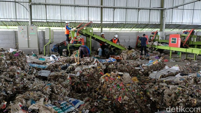 Proses pengolahan sampah di TPST Sendangsari, Minggir, Sleman, Senin (8/7/2024).