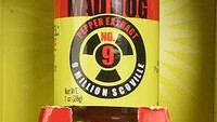 Sambal bernama Mad Dog 357 Plutonium No.9 ini tak hanya akan membakar lidah tetapi tampaknya juga merusak usus. Bayangkan saja tingkat pedasnya mencapai 9 juta SHU! Foto: Small Axe Peppers