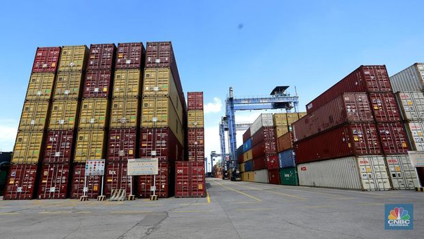 Sejumlah alat berat mengangkut muatan kontainer produk ekspor-impor di Terminal 3 IPC TPK Tanjung Priok, Senin, (8/7/2024). (CNBC Indonesia/Muhammad Sabki)