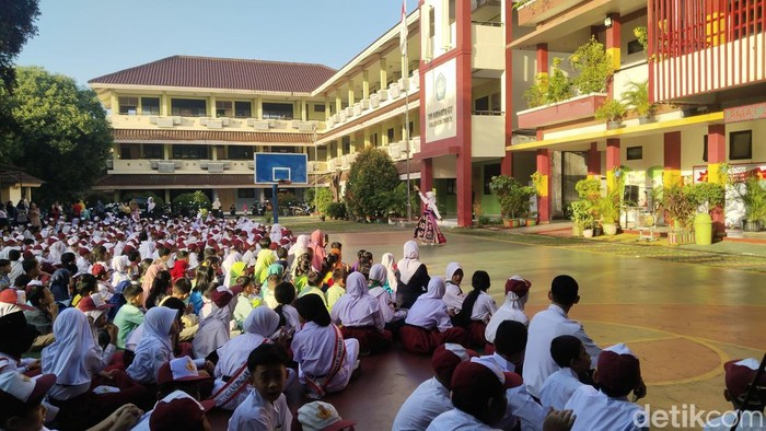 Sejumlah murid Sekolah Dasar (SD) mulai masuk sekolah hari ini untuk tahun ajaran 2024/2025. (Ammar/detikcom).