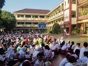 Ortu Senang Antar Anak di Hari Pertama Masuk Sekolah Dasar
