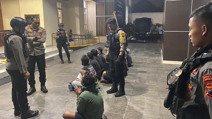 Sejumlah oknum pesilat saat diamankan di Mapolresta Solo, Senin (8/7/2024).