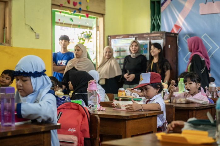 Orang tua dan peserta didik baru Sekolah Dasar (SD) berbaris di depan kelas SD Yapis Al Jihad Kota Sorong, Papua Barat Daya, Senin (8/7/2024). Peserta didik baru tingkat SD, SMP hingga SMA setara di Papua Barat Daya mulai Senin (8/7/24) masuk dengan agenda Masa Perkenalan Lingkungan Sekolah (MPLS) selama sepekan. ANTARA FOTO/Olha Mulalinda/rwa.