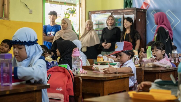 Orang tua dan peserta didik baru Sekolah Dasar (SD) berbaris di depan kelas SD Yapis Al Jihad Kota Sorong, Papua Barat Daya, Senin (8/7/2024). Peserta didik baru tingkat SD, SMP hingga SMA setara di Papua Barat Daya mulai Senin (8/7/24) masuk dengan agenda Masa Perkenalan Lingkungan Sekolah (MPLS) selama sepekan. ANTARA FOTO/Olha Mulalinda/rwa.