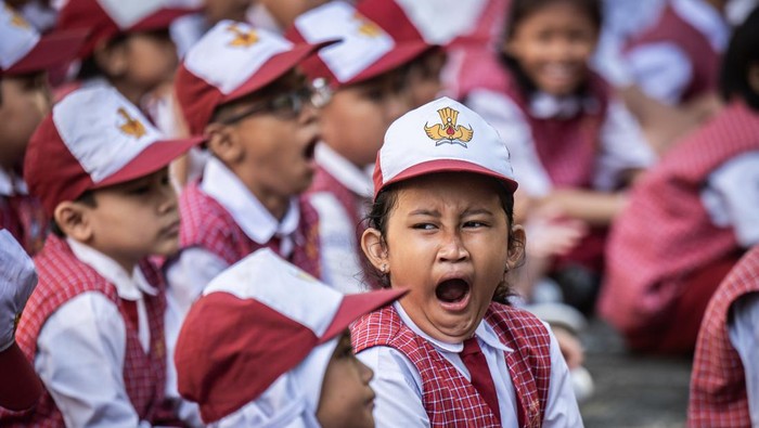 Orang tua dan peserta didik baru Sekolah Dasar (SD) berbaris di depan kelas SD Yapis Al Jihad Kota Sorong, Papua Barat Daya, Senin (8/7/2024). Peserta didik baru tingkat SD, SMP hingga SMA setara di Papua Barat Daya mulai Senin (8/7/24) masuk dengan agenda Masa Perkenalan Lingkungan Sekolah (MPLS) selama sepekan. ANTARA FOTO/Olha Mulalinda/rwa.