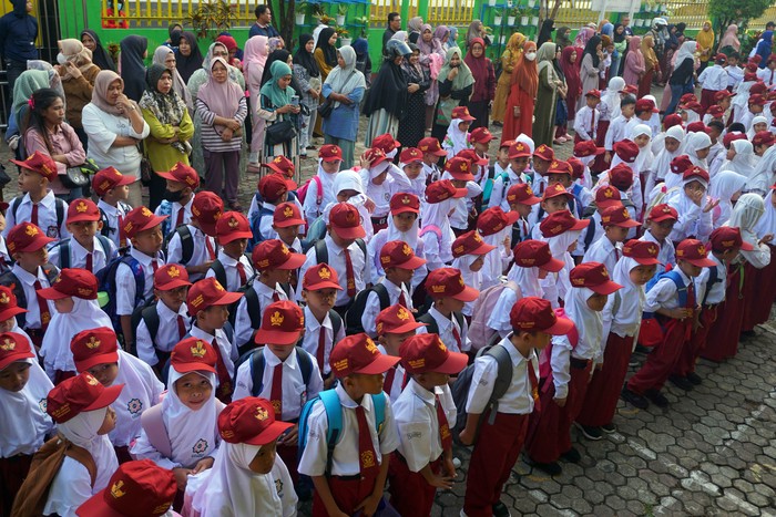 Orang tua dan peserta didik baru Sekolah Dasar (SD) berbaris di depan kelas SD Yapis Al Jihad Kota Sorong, Papua Barat Daya, Senin (8/7/2024). Peserta didik baru tingkat SD, SMP hingga SMA setara di Papua Barat Daya mulai Senin (8/7/24) masuk dengan agenda Masa Perkenalan Lingkungan Sekolah (MPLS) selama sepekan. ANTARA FOTO/Olha Mulalinda/rwa.