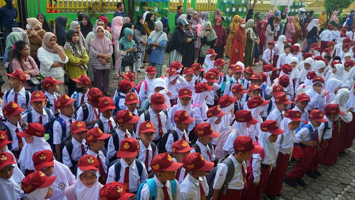 Orang tua dan peserta didik baru Sekolah Dasar (SD) berbaris di depan kelas SD Yapis Al Jihad Kota Sorong, Papua Barat Daya, Senin (8/7/2024). Peserta didik baru tingkat SD, SMP hingga SMA setara di Papua Barat Daya mulai Senin (8/7/24) masuk dengan agenda Masa Perkenalan Lingkungan Sekolah (MPLS) selama sepekan. ANTARA FOTO/Olha Mulalinda/rwa.