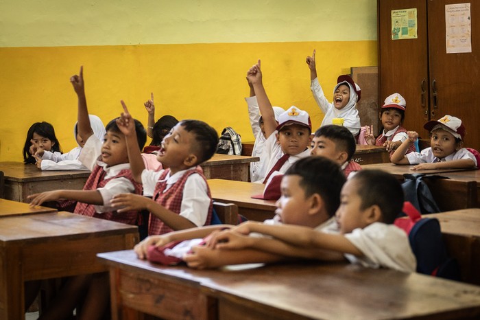 Orang tua dan peserta didik baru Sekolah Dasar (SD) berbaris di depan kelas SD Yapis Al Jihad Kota Sorong, Papua Barat Daya, Senin (8/7/2024). Peserta didik baru tingkat SD, SMP hingga SMA setara di Papua Barat Daya mulai Senin (8/7/24) masuk dengan agenda Masa Perkenalan Lingkungan Sekolah (MPLS) selama sepekan. ANTARA FOTO/Olha Mulalinda/rwa.