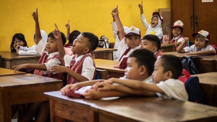 Orang tua dan peserta didik baru Sekolah Dasar (SD) berbaris di depan kelas SD Yapis Al Jihad Kota Sorong, Papua Barat Daya, Senin (8/7/2024). Peserta didik baru tingkat SD, SMP hingga SMA setara di Papua Barat Daya mulai Senin (8/7/24) masuk dengan agenda Masa Perkenalan Lingkungan Sekolah (MPLS) selama sepekan. ANTARA FOTO/Olha Mulalinda/rwa.