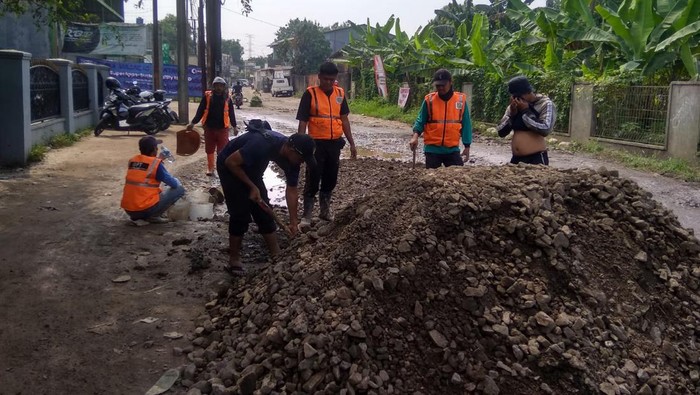 Sempat Didemo Warga, Jalan Rusak di Gunungputri Bogor Mulai Diperbaiki