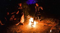 Sejumlah warga bermain sepakbola api di Desa Cibiru Hilir, Kecamatan Cileunyi, Kabupaten Bandung, Jawa Barat, Minggu (7/7/2024) malam.