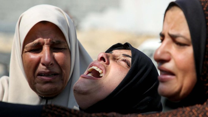 Setiap Hari Ada Tangisan di Jalur Gaza The mother of Kamel Ghabayen, a Palestinian who was detained by Israel and is said to have been killed in an Israeli strike upon his release, reacts at Nasser hospital, amid the Israel-Hamas conflict, in Khan Younis in the southern Gaza Strip July 7, 2024. The Israeli military did not immediately comment when contacted by Reuters. REUTERS/Hatem Khaled TPX IMAGES OF THE DAY